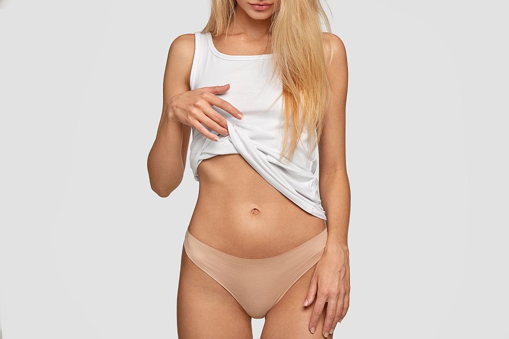 Overview of synthetic fabrics for underwear such as polyester, polyamide, and microfibre, highlighting durability and easy care.