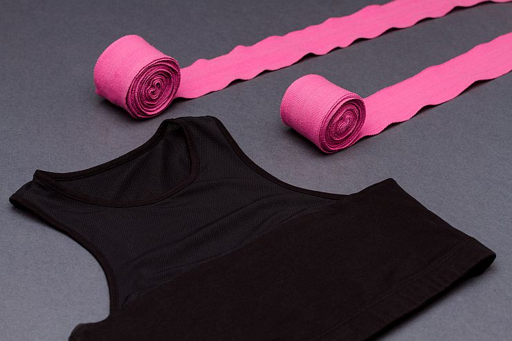 Infographic about sustainability in sportswear, highlighting eco-friendly materials and responsible textile production in activewear industry